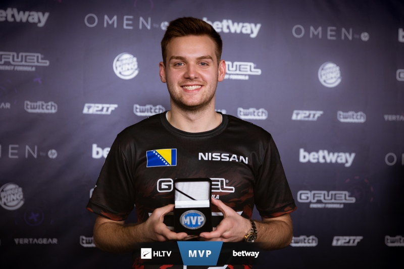 灾难性的表现！TE战队在梦游，轻易地被 T1 击败；！ T1 1-0 TE